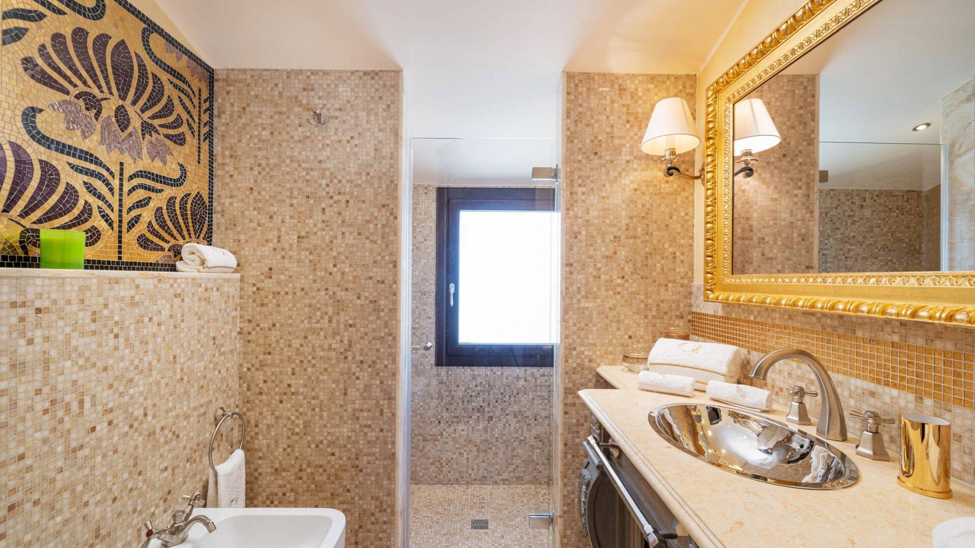 en suite bathroom with walk-in shower