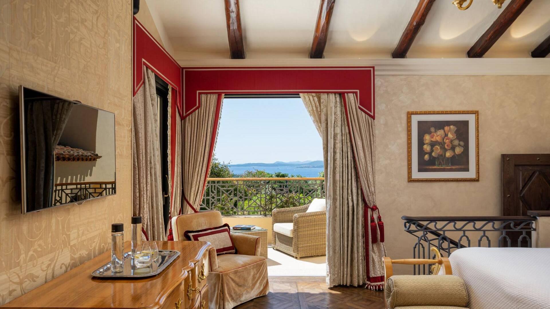 en suitw double bedroom with balcony and sea view