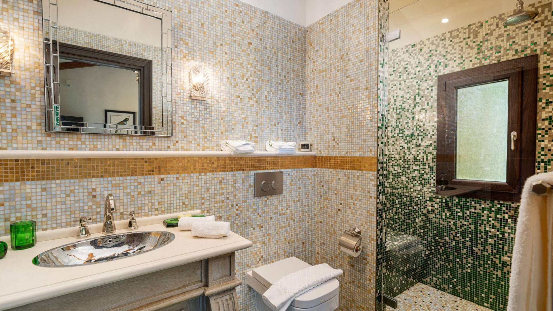 en suite bathroom with walk-in shower