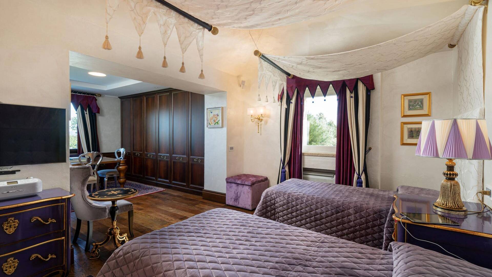 en suite twin bedroom 