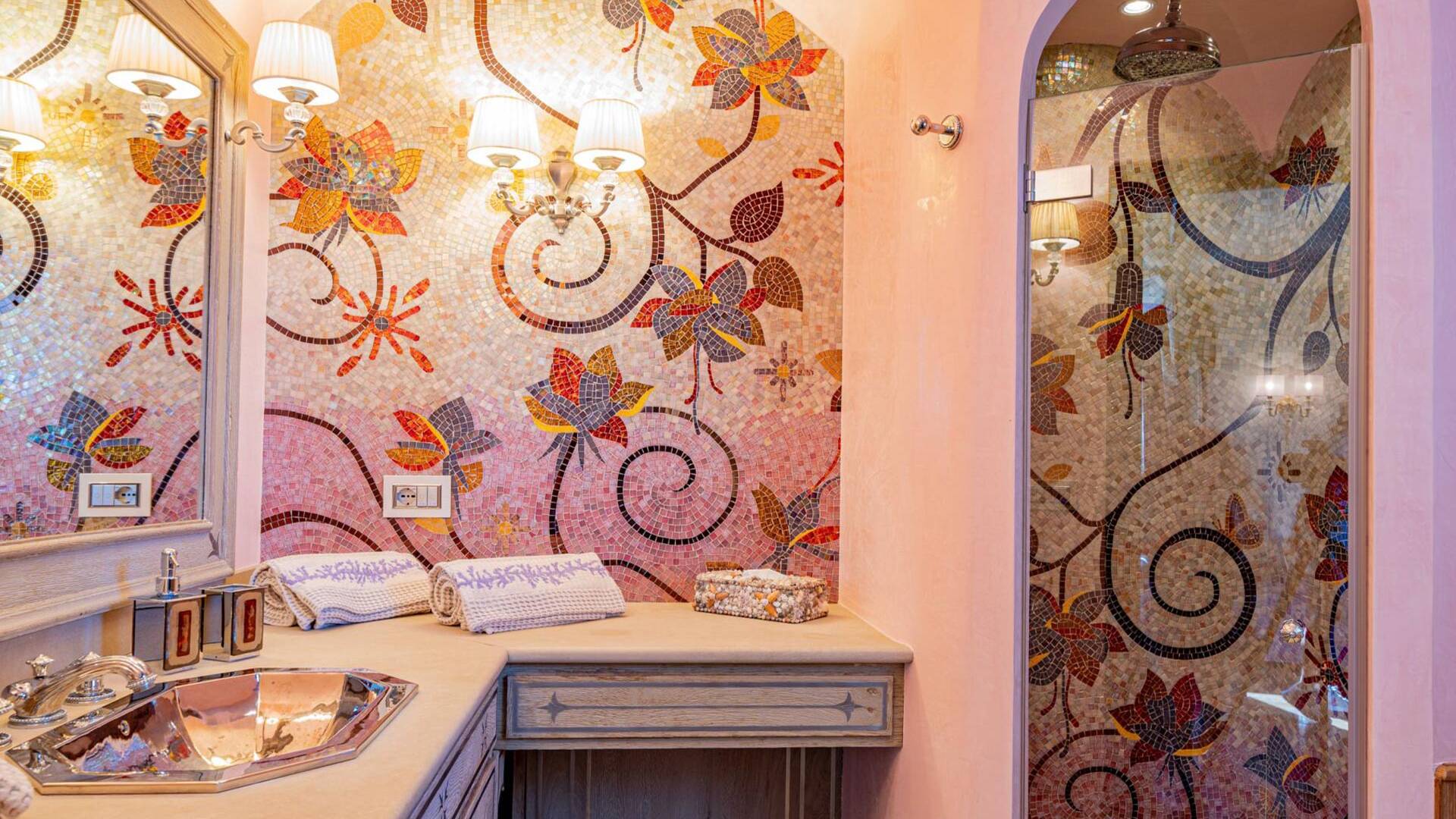 en suite bathroom with Italian-style shower 
