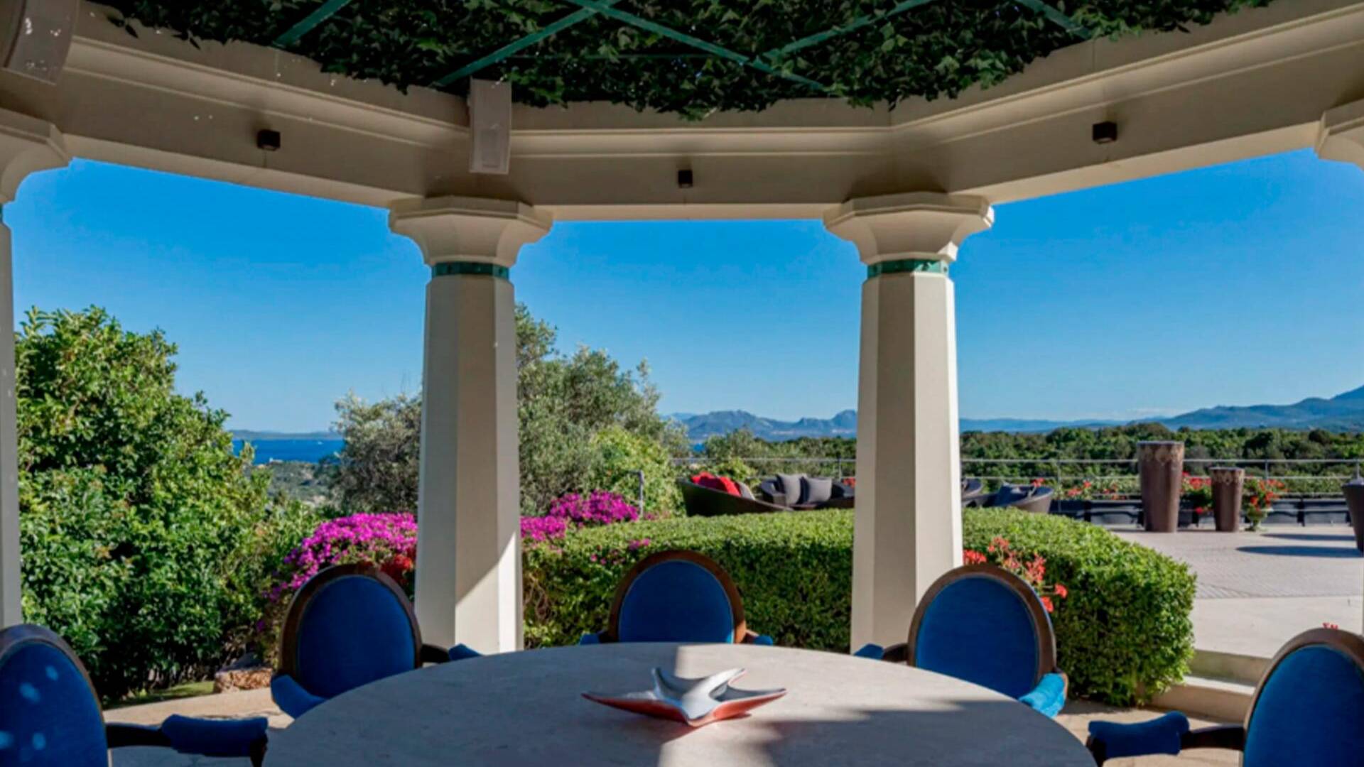 al fresco dining table