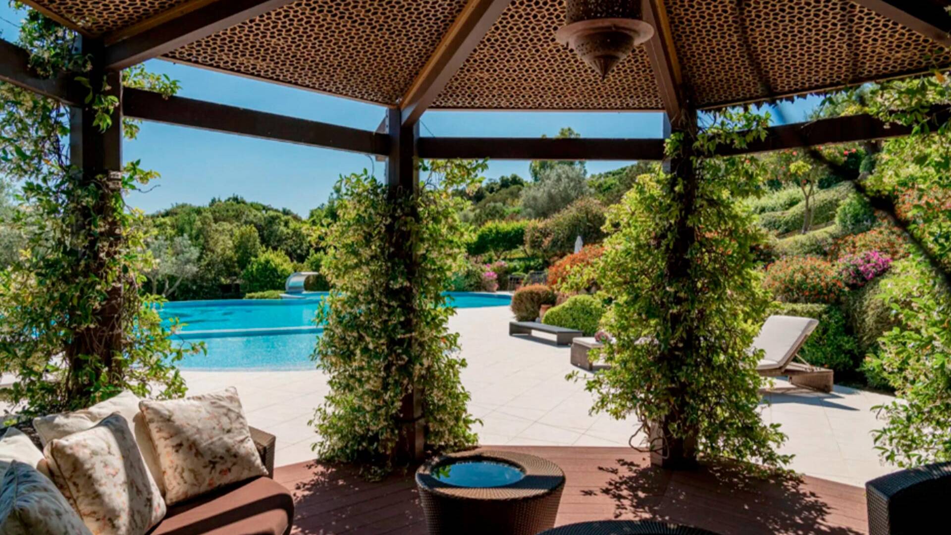 lounge area under the pergola 