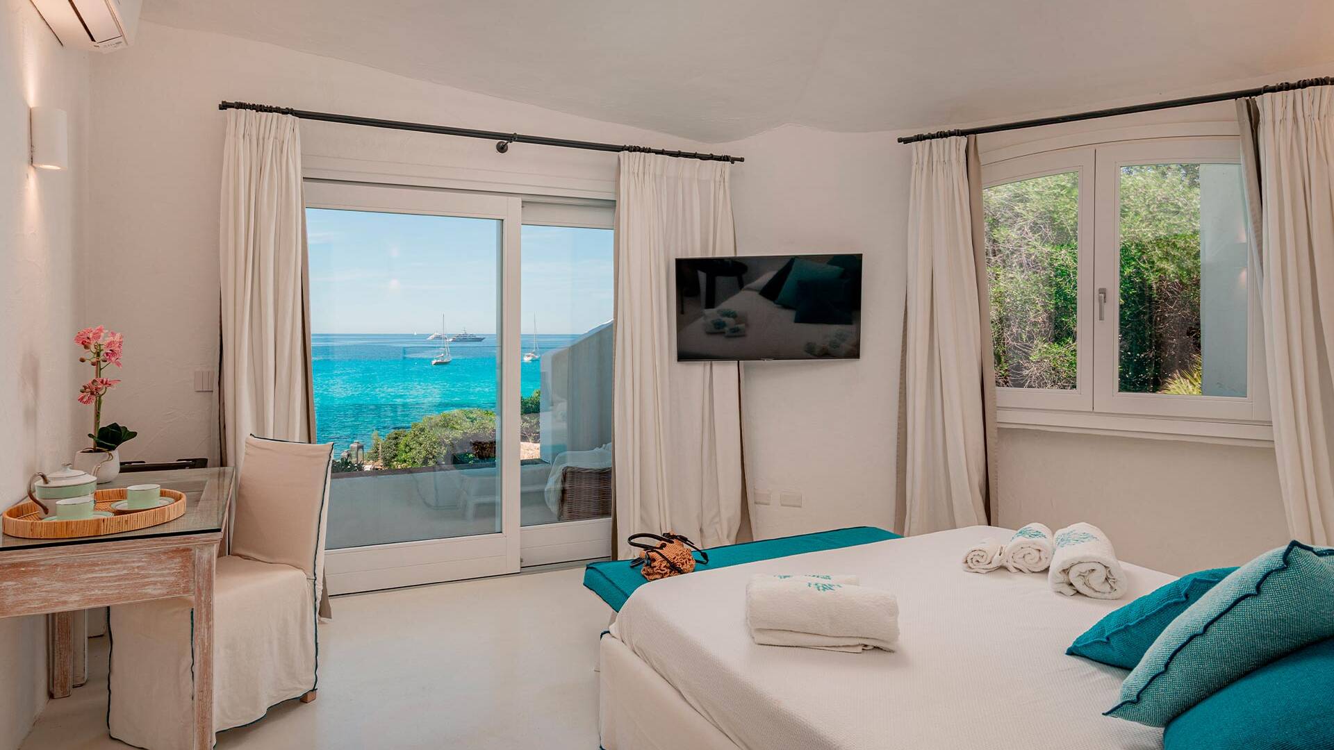en suite double bedroom with balcony
