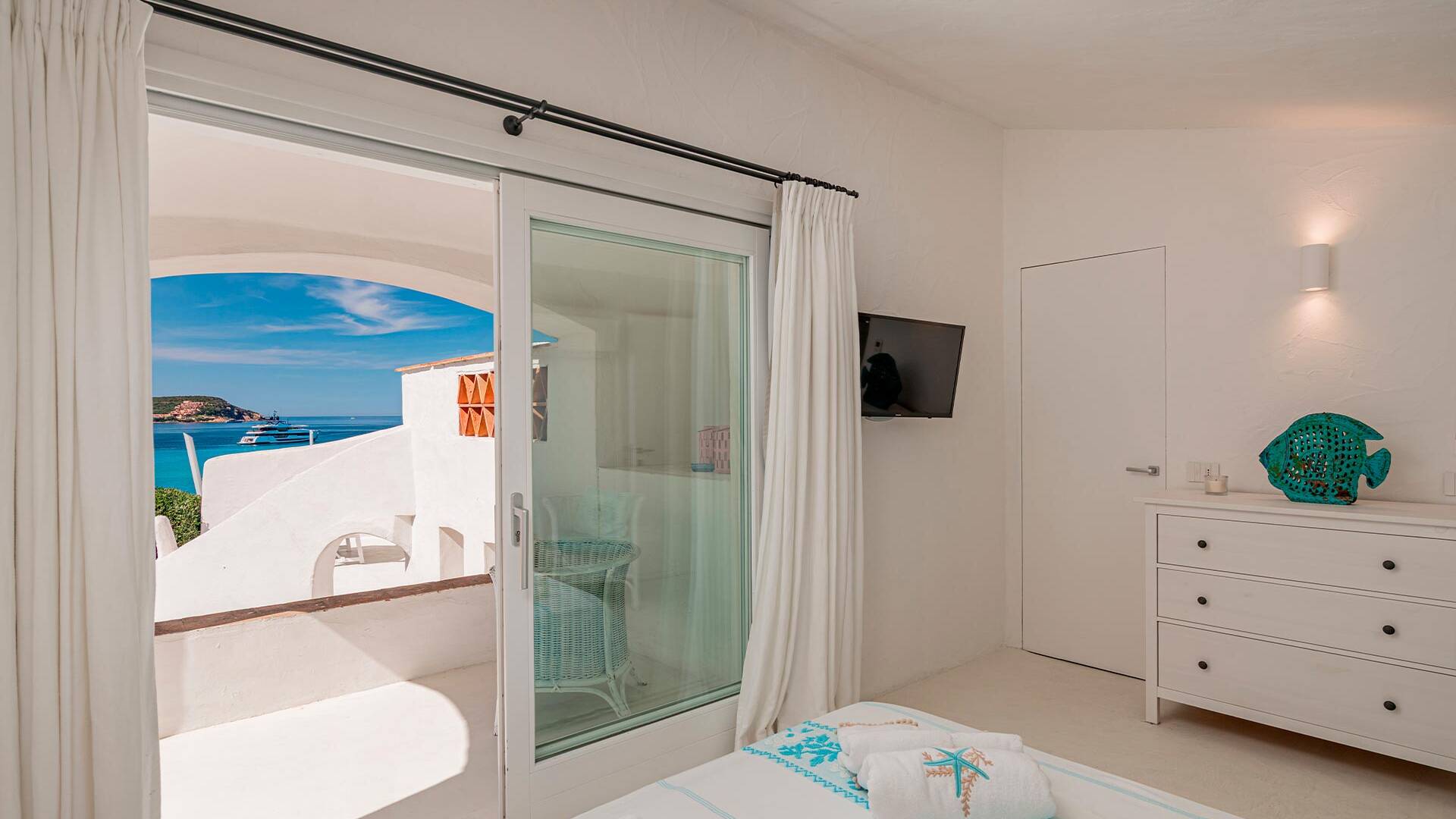 en suite double bedroom with balcony