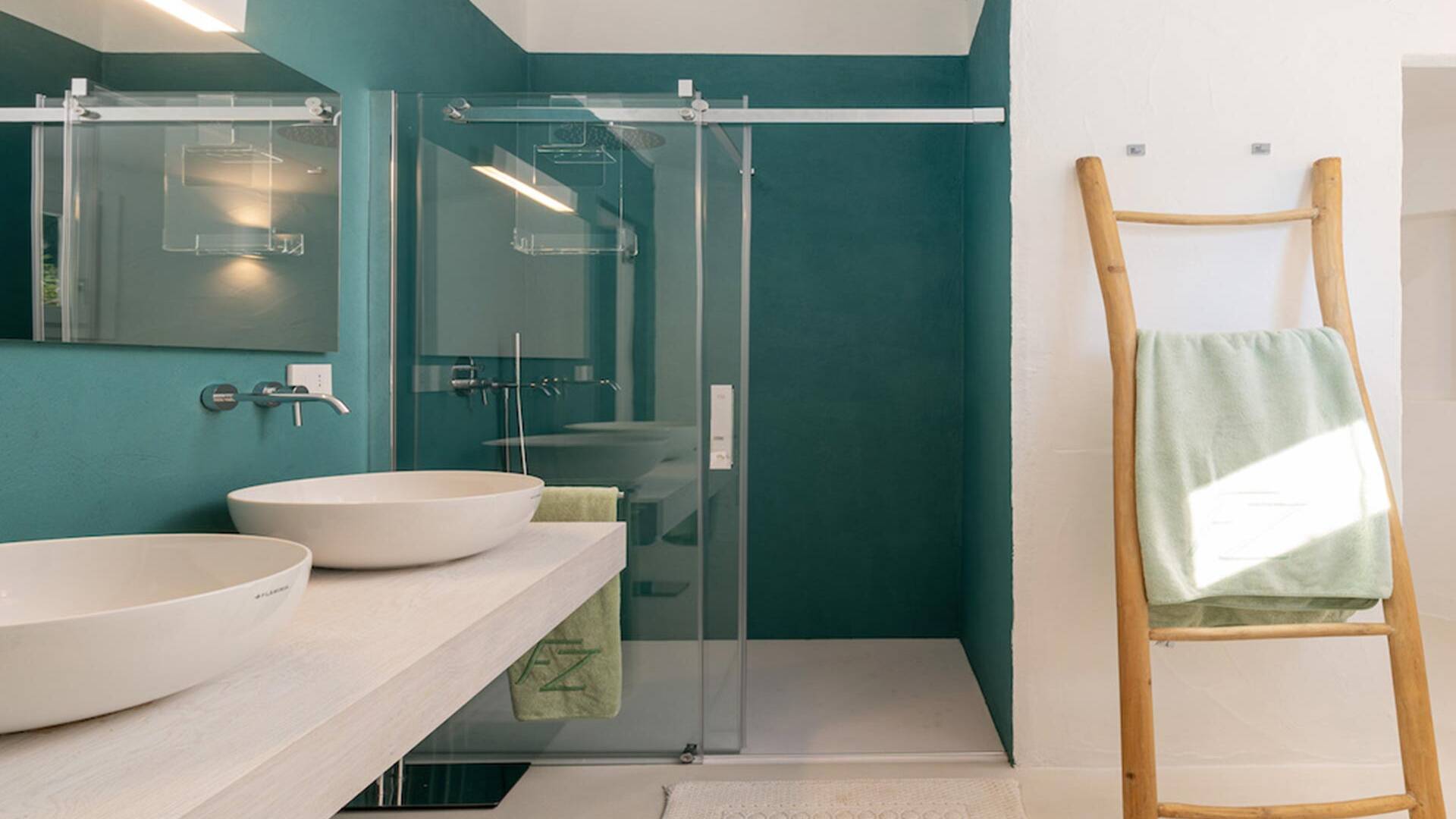 en suite bathroom with walk-in shower and double sink