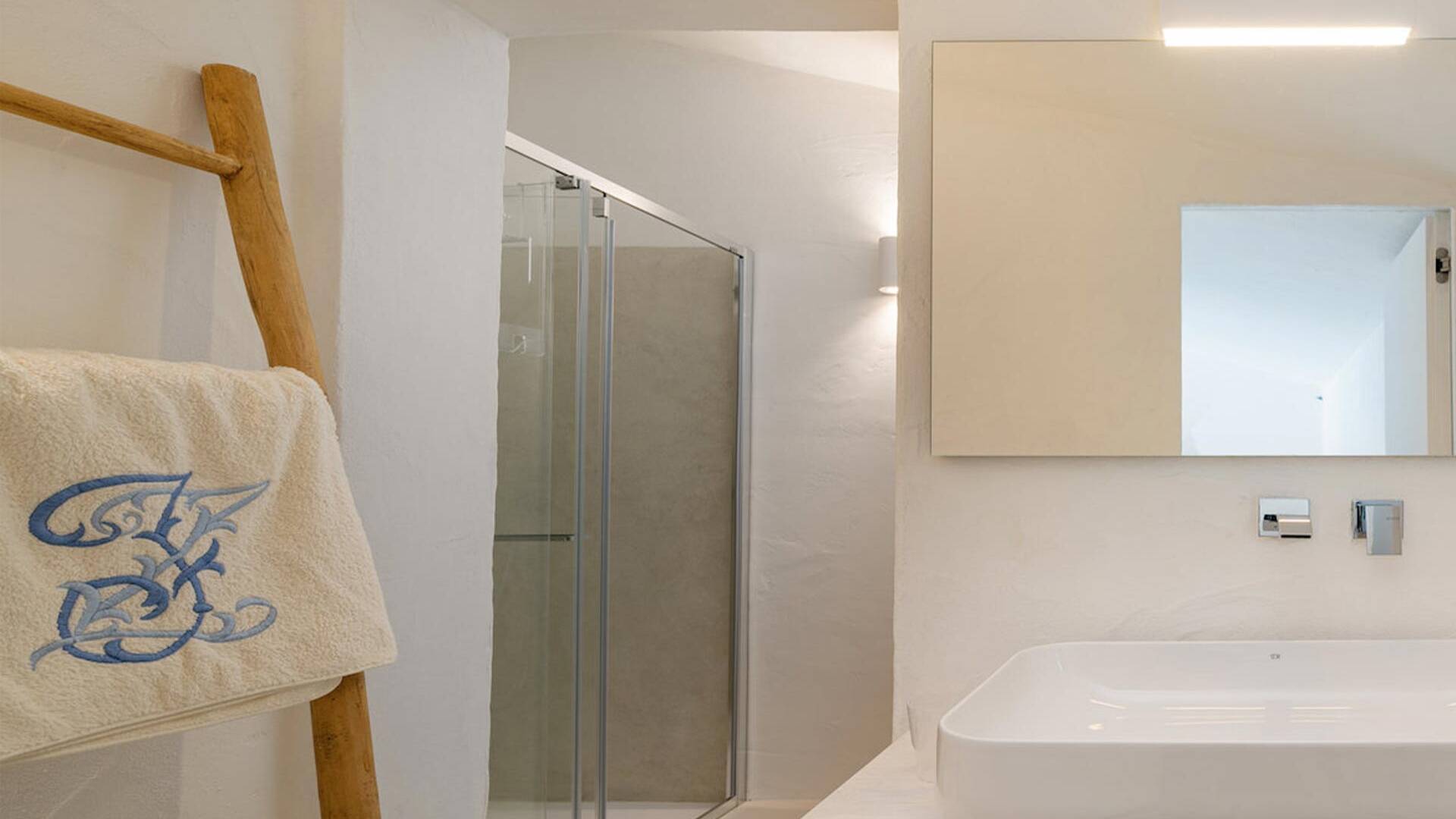 en suite bathroom with walk-in shower