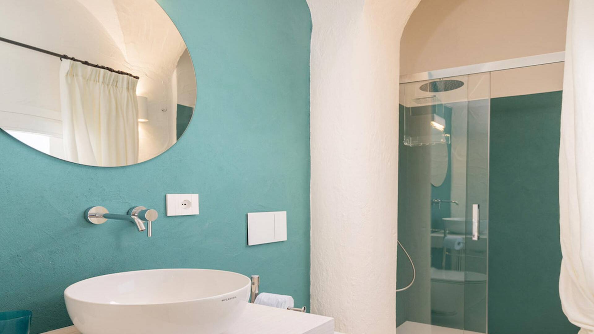 en suite bathroom with walk-in shower and double sink