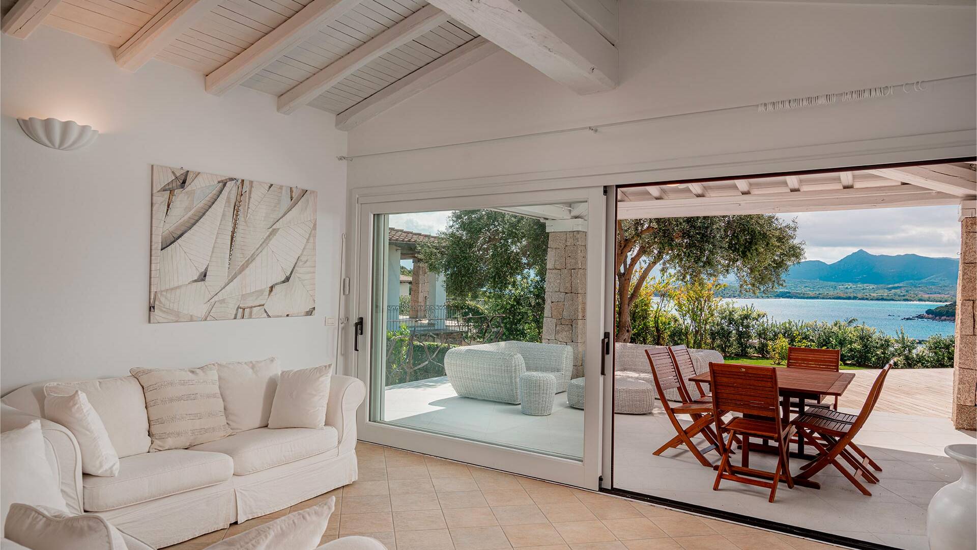 living room with direct access to the garden 