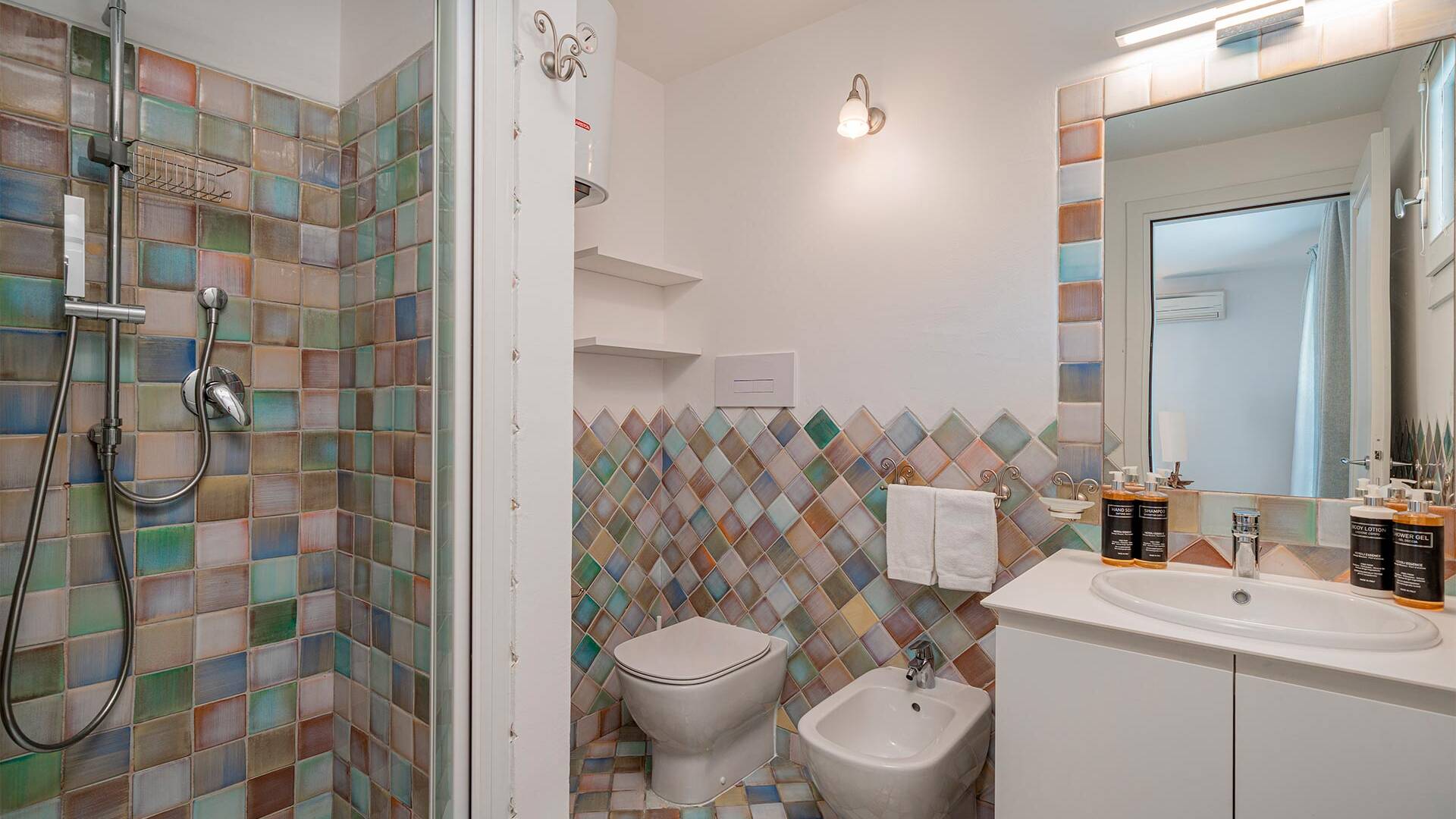 en suite bathroom with italian-style shower