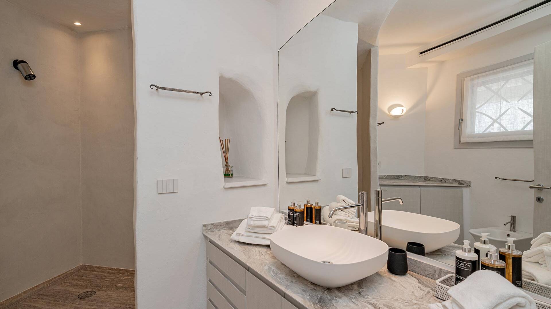 bathroom with walk-in shower 
