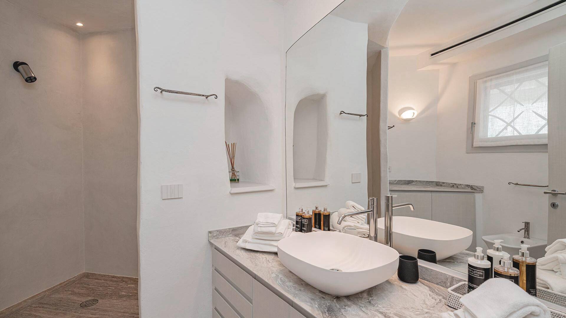 en suite bathroom with walk-in shower
