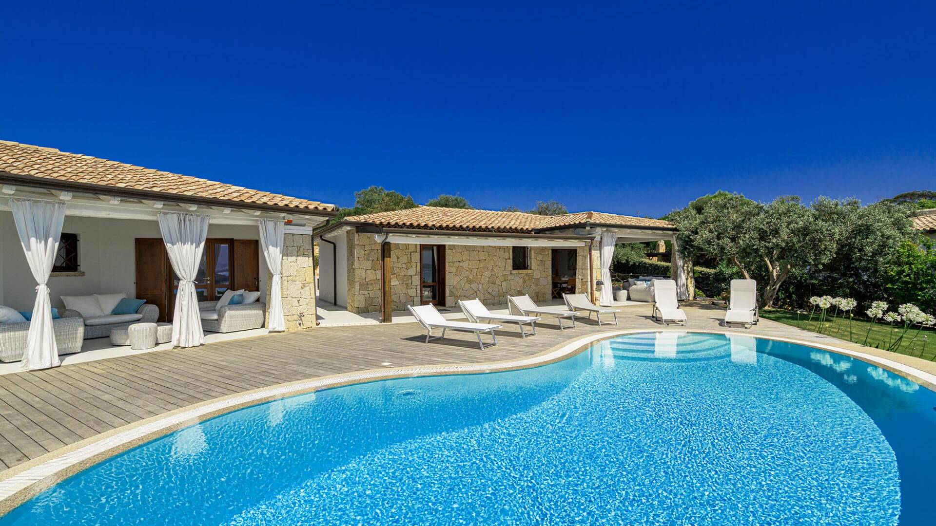 swimming pool 