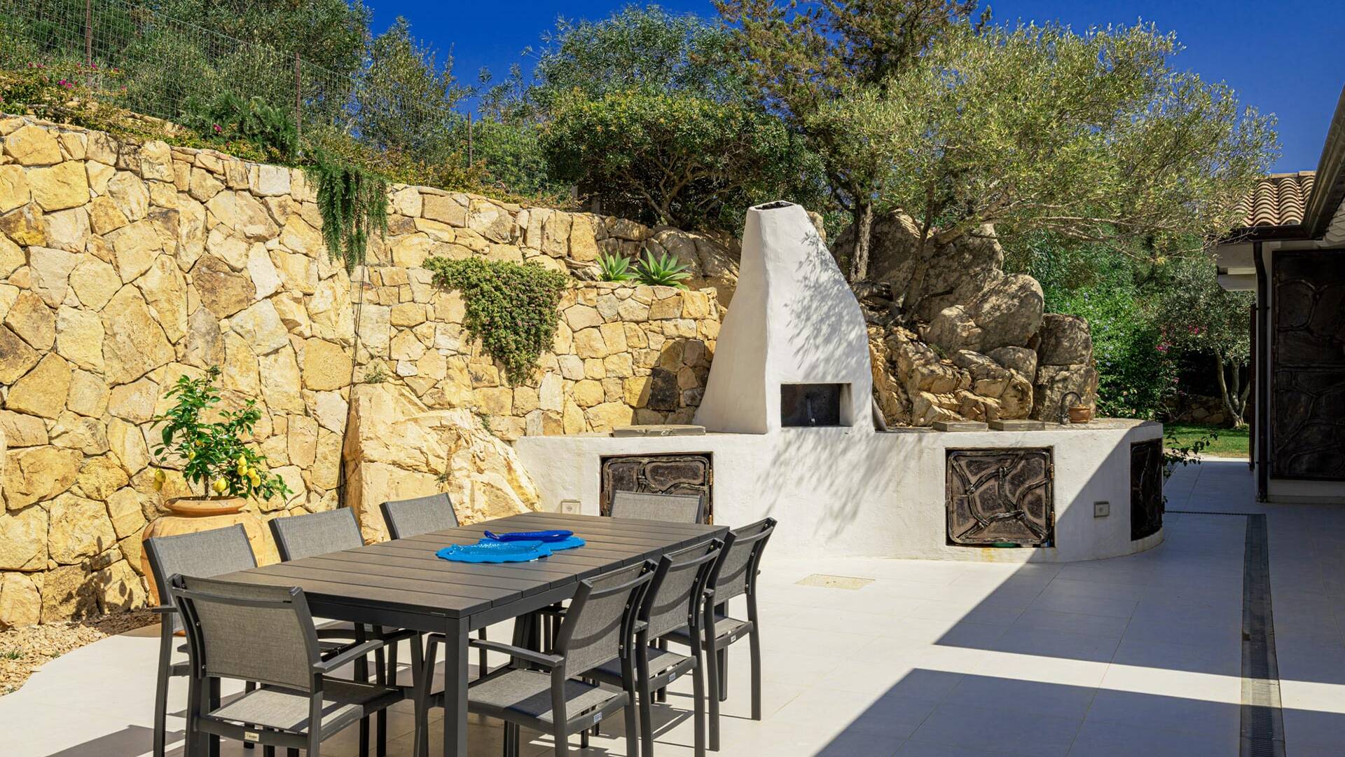al fresco dining area with pizza oven