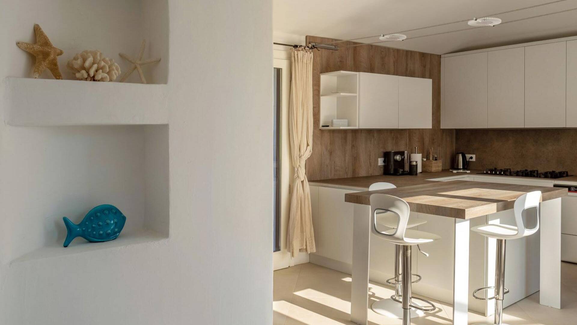 fully equipped kitchen 