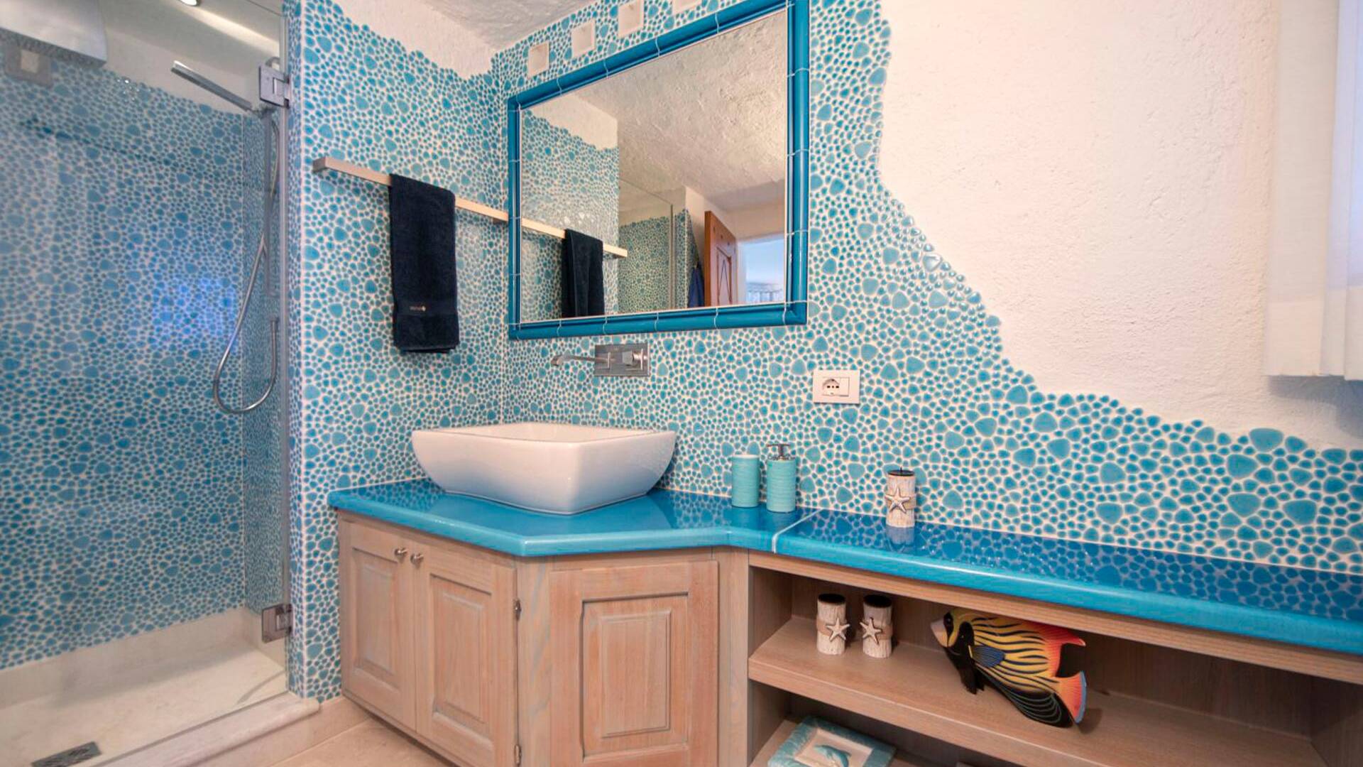en suite bathroom with walk-in shower