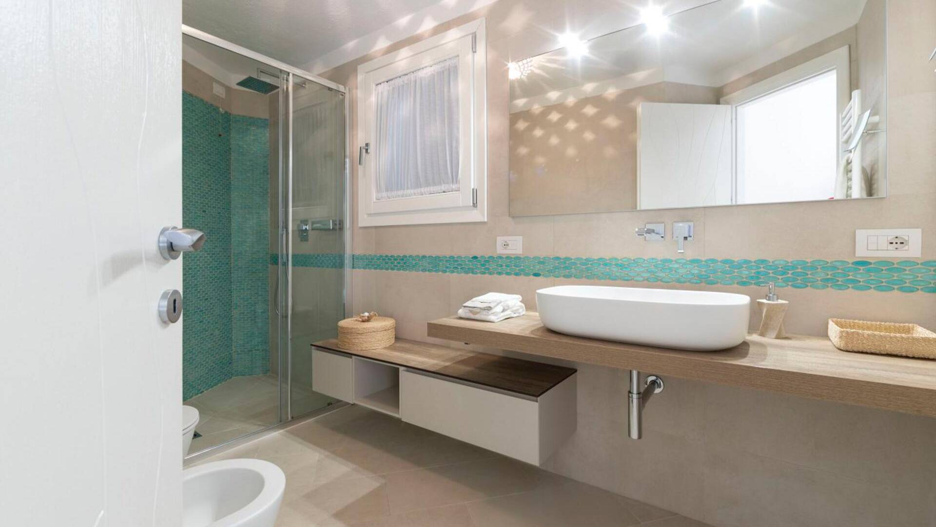 en suite bathroom with walk-in shower