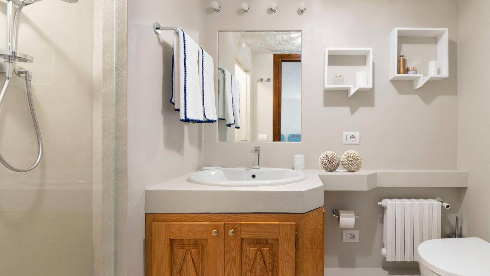 en suite bahtroom with walk-in shower