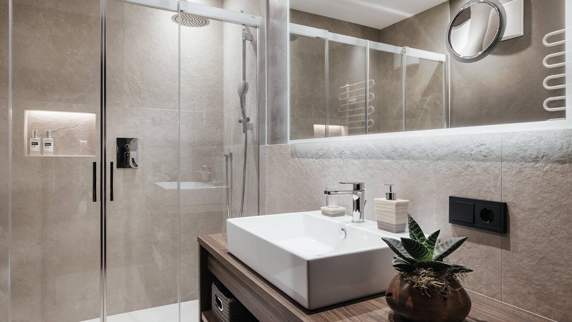 Chalet Acanto Fi en suite bathroom with walk-in shower