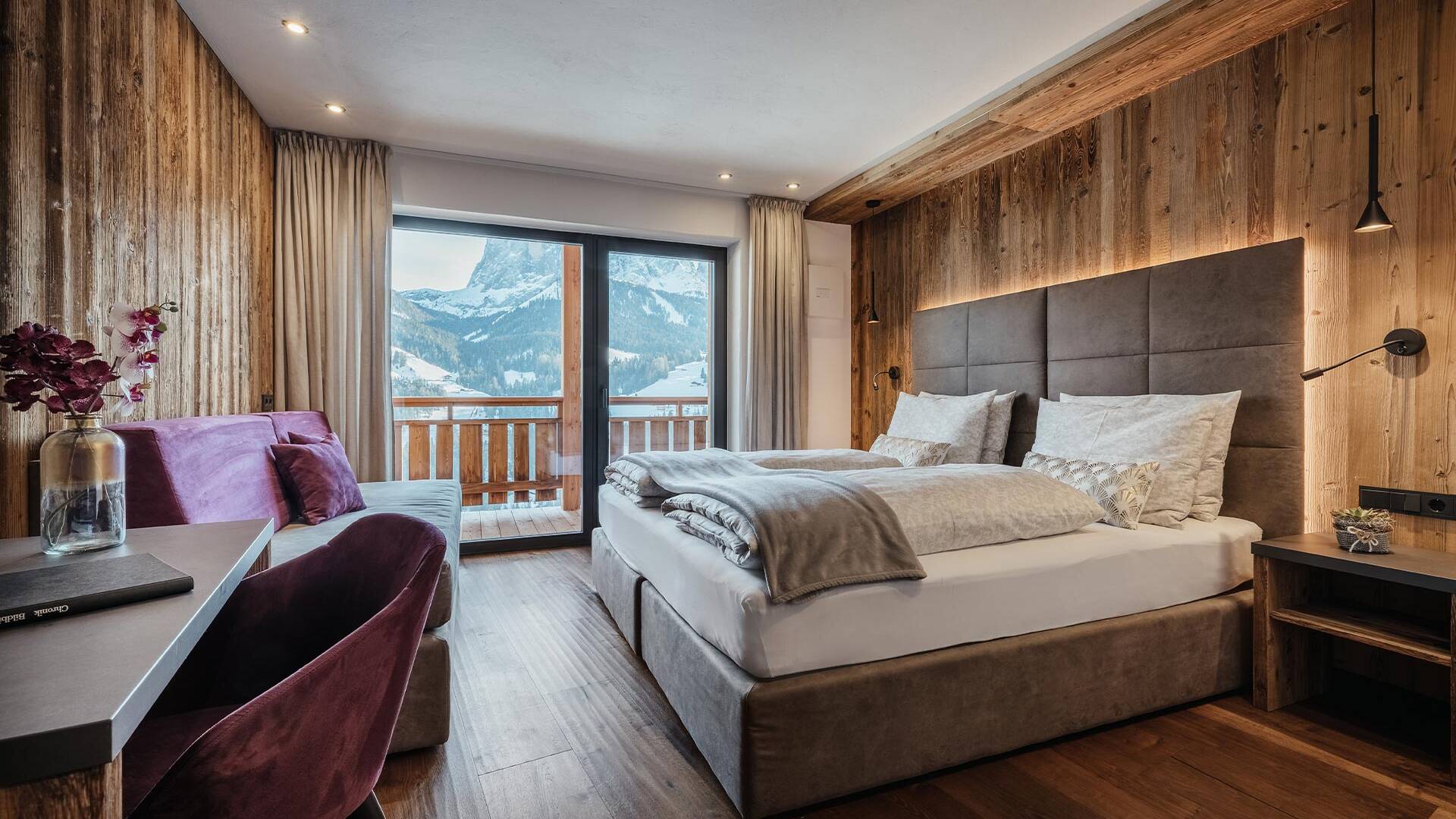 Chalet Acanto Ri en suite double bedroom 