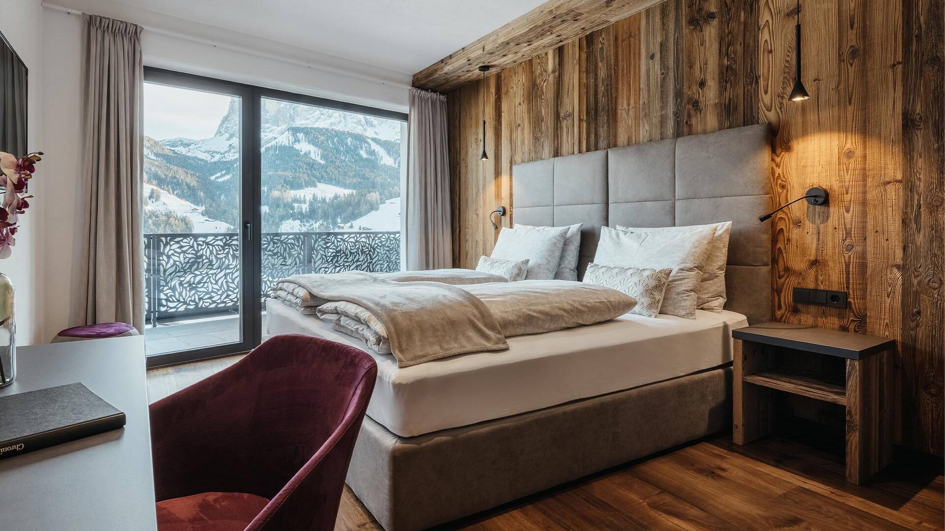 Chalet Acanto Ri en suite double bedroom 