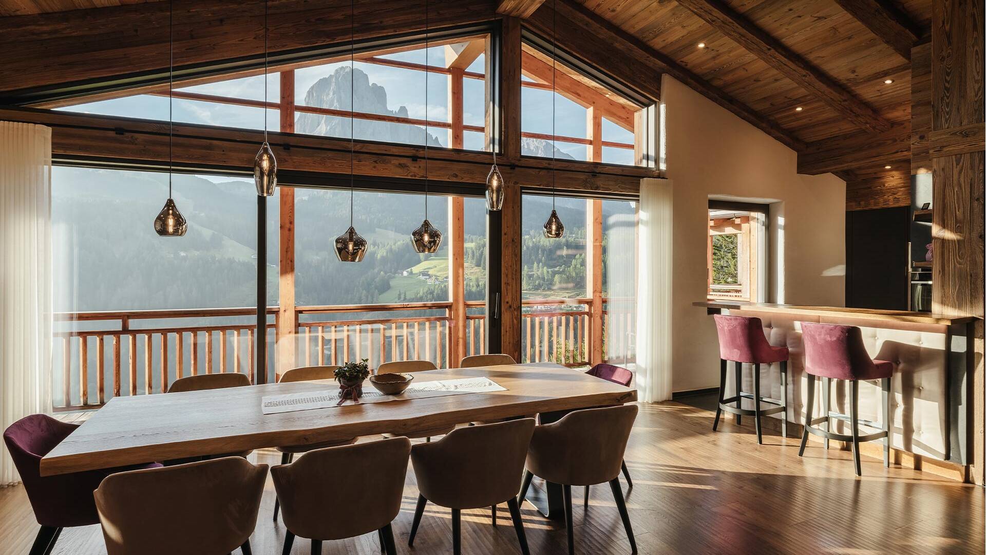 Chalet Acanto Ri living area with dining table