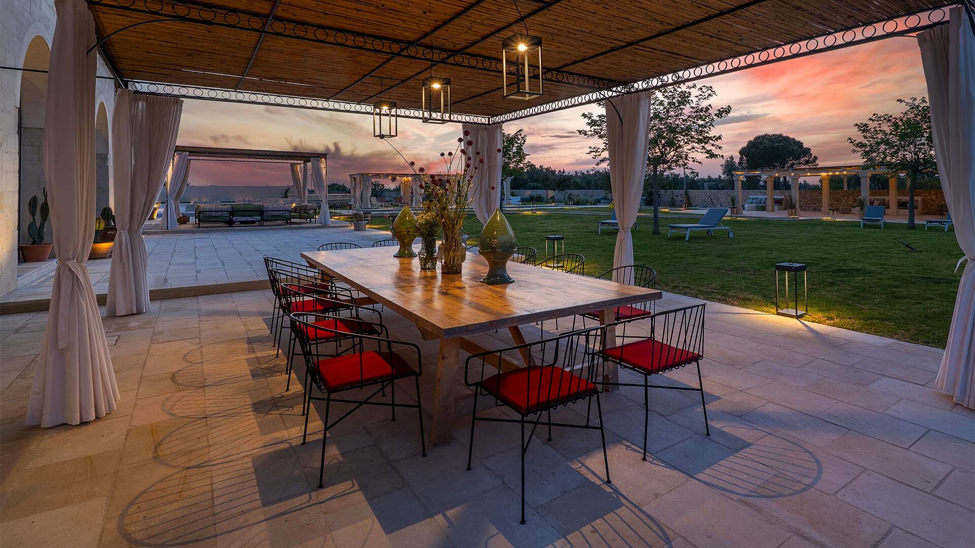 al fresco dining area under the pergola