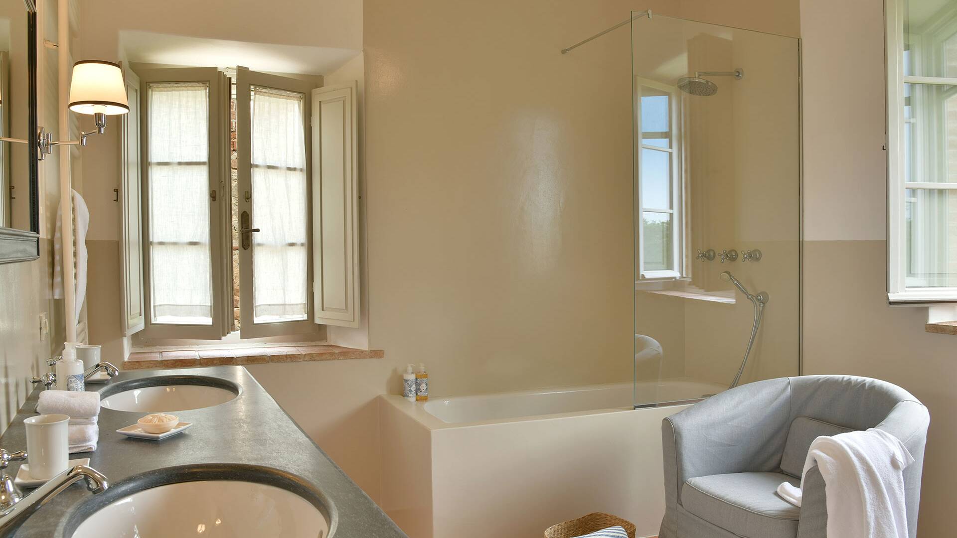 bathroom with double lavabo 