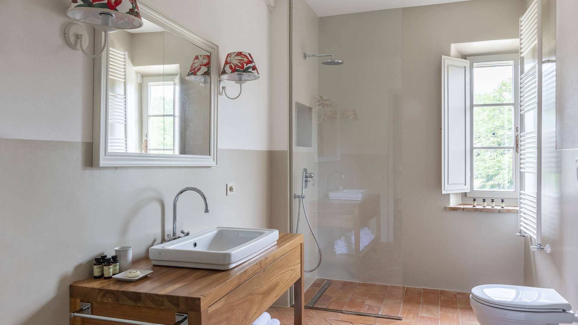 en suite bathroom with large walk-in shower