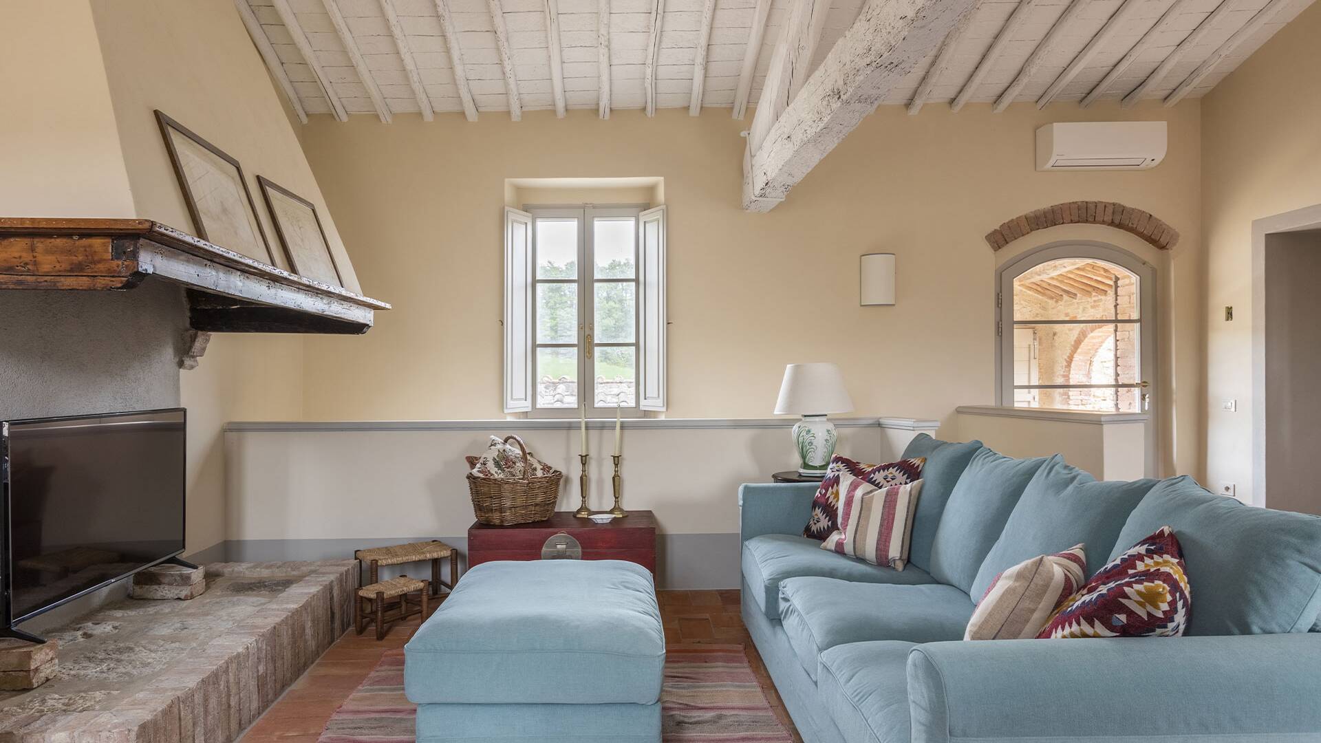 villa 2 first floor living room with tv