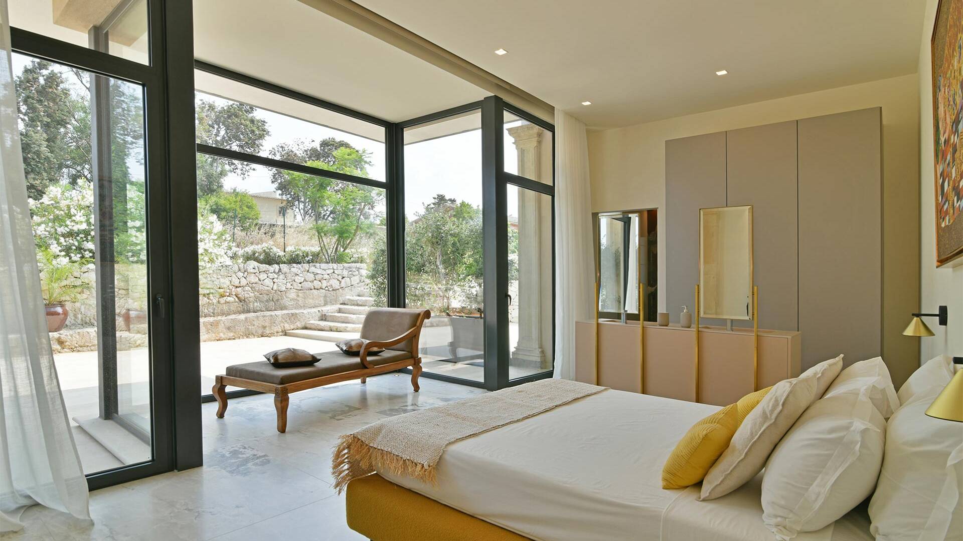 ground floor double bedroom with chaise longue and direct access to the garden 