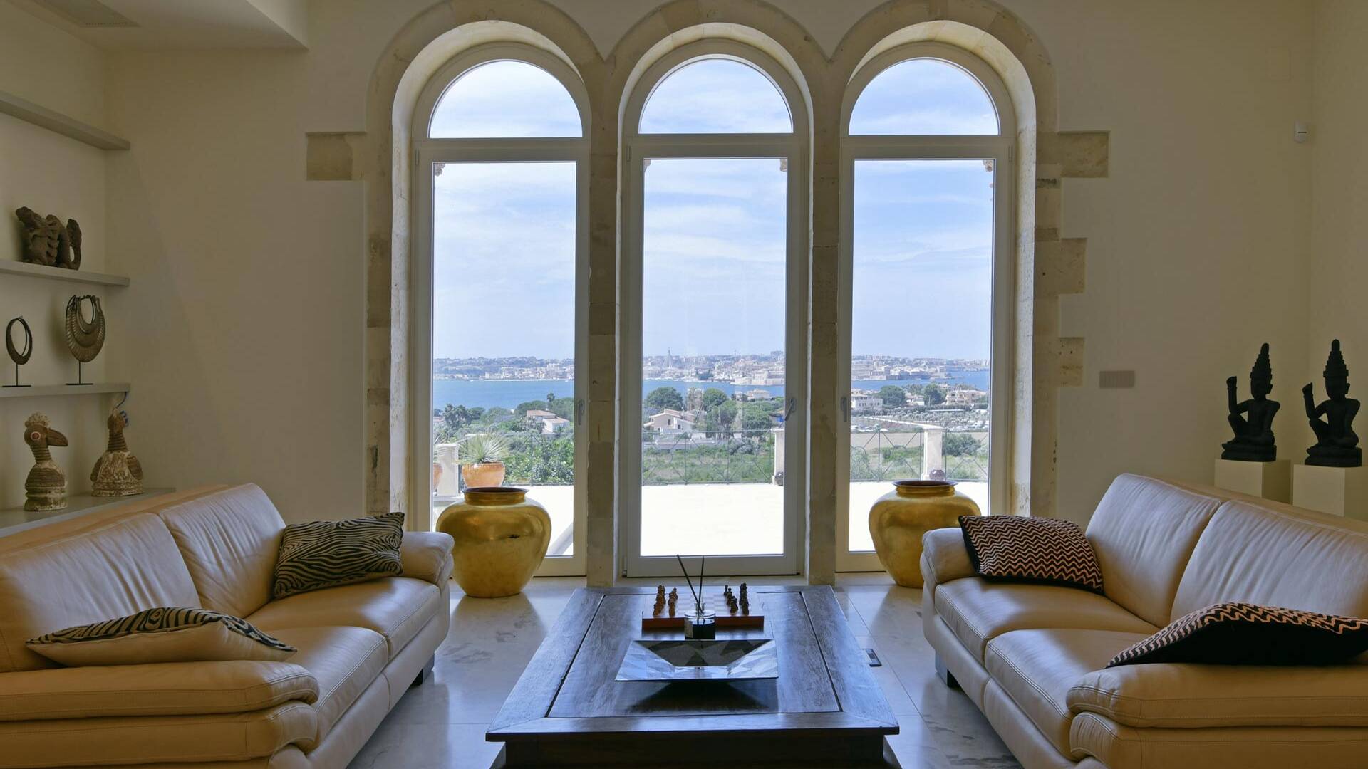living room with direct access to the terrace