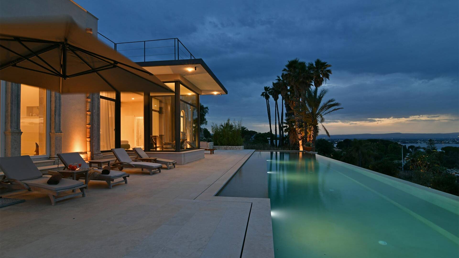 infinity pool with jacuzzi 