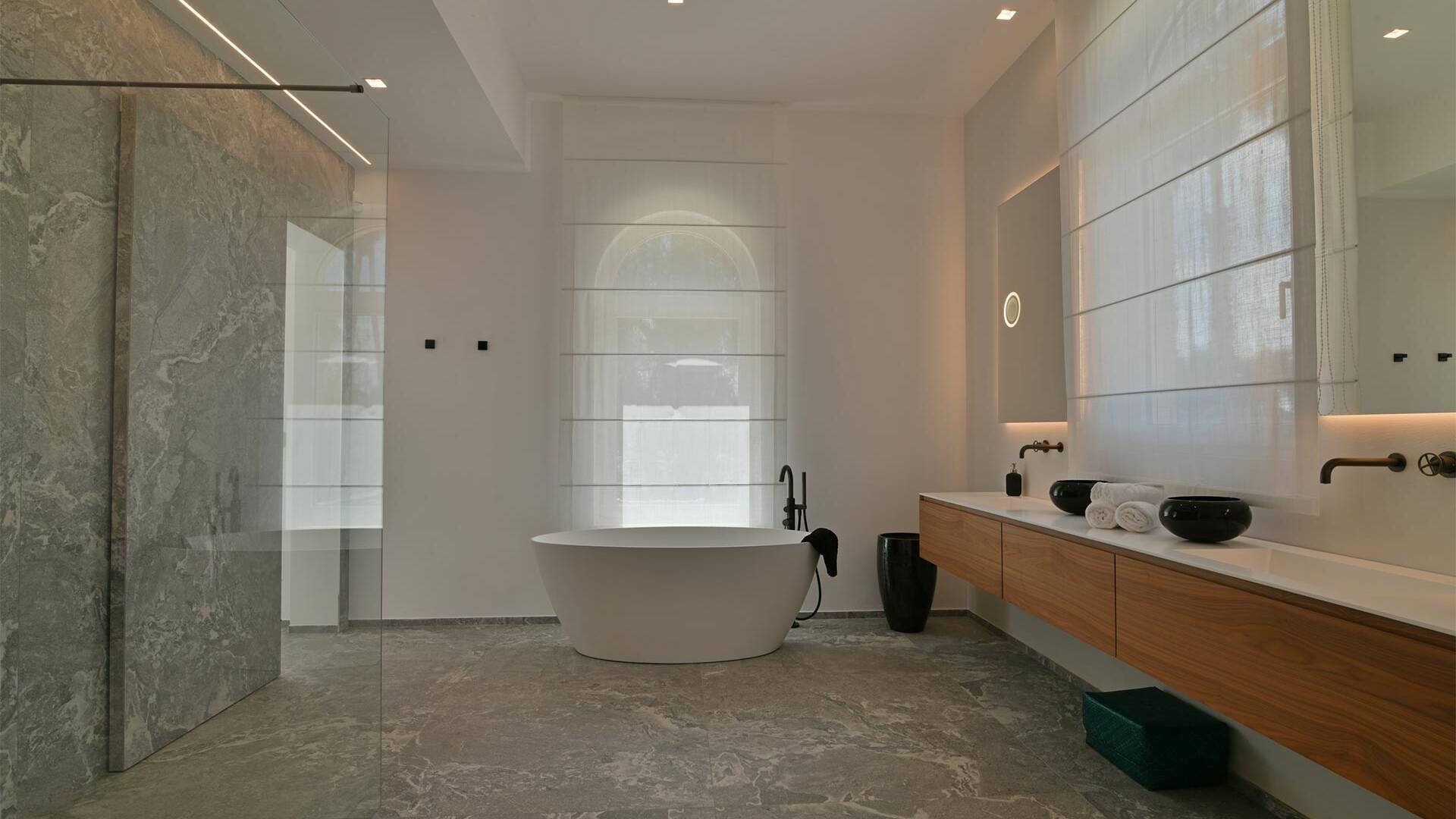 en suite bathroom with large walk-in shower and bath tub