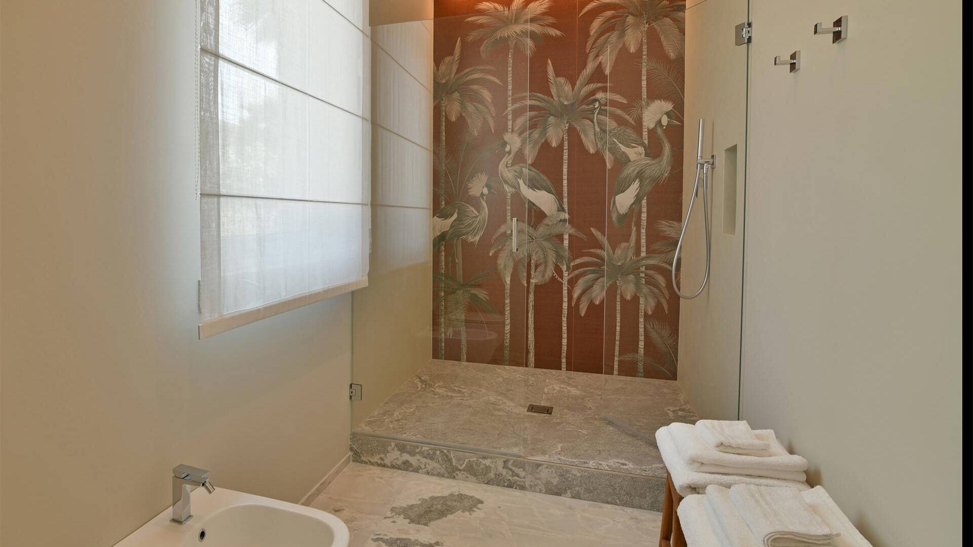 en suite bathroom with walk-in shower