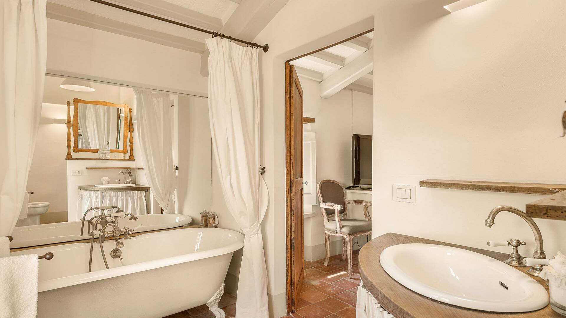 en suite bathroom with bath tub