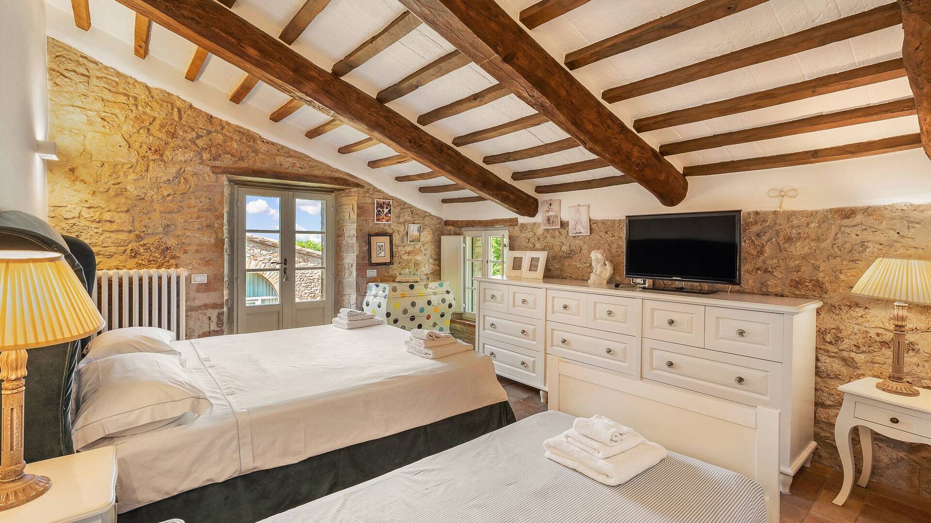 en suite double bedroom with single bed 