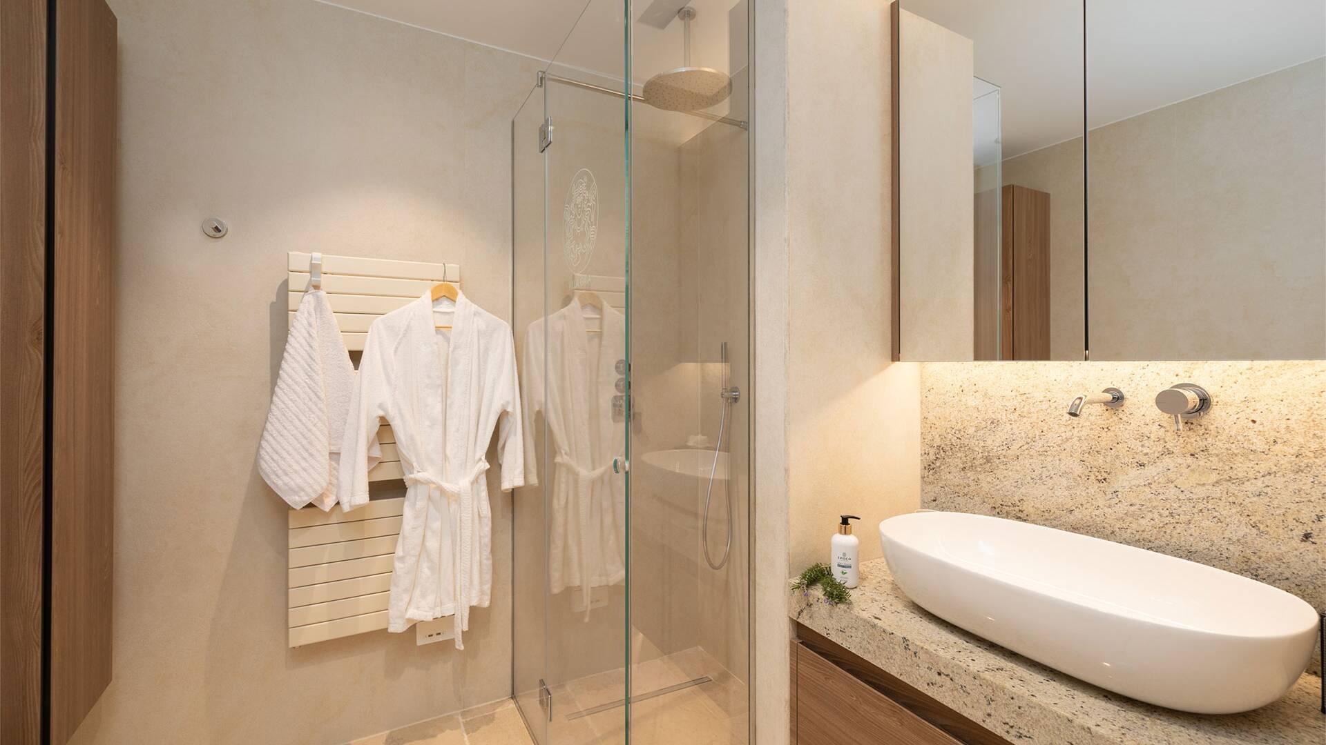 en suite bathroom with walk-in shower