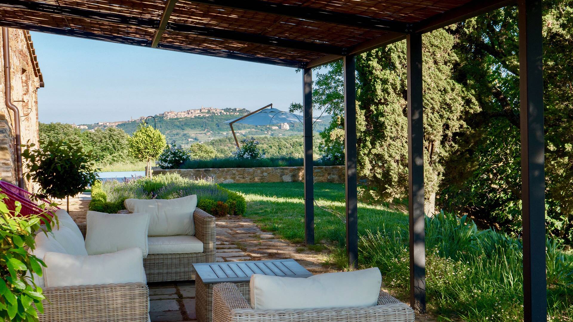 alfresco outdoor lounge Villa Mandorli
