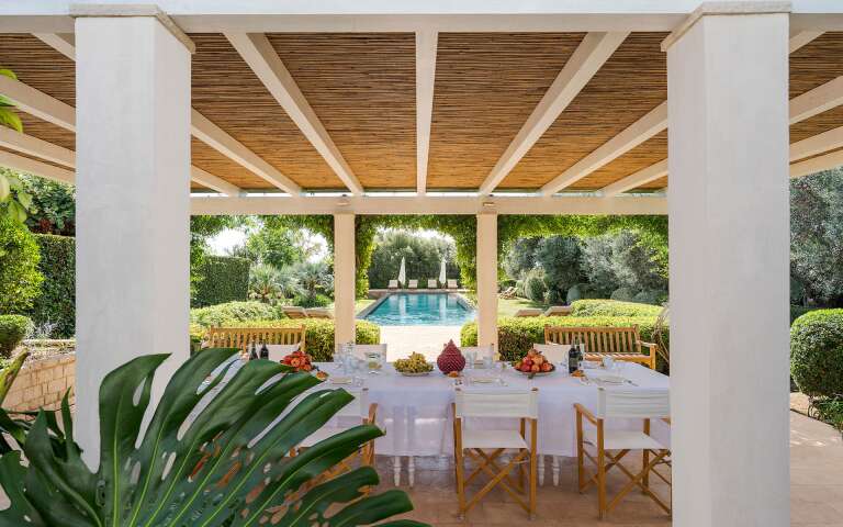 al fresco dining area under the pergola