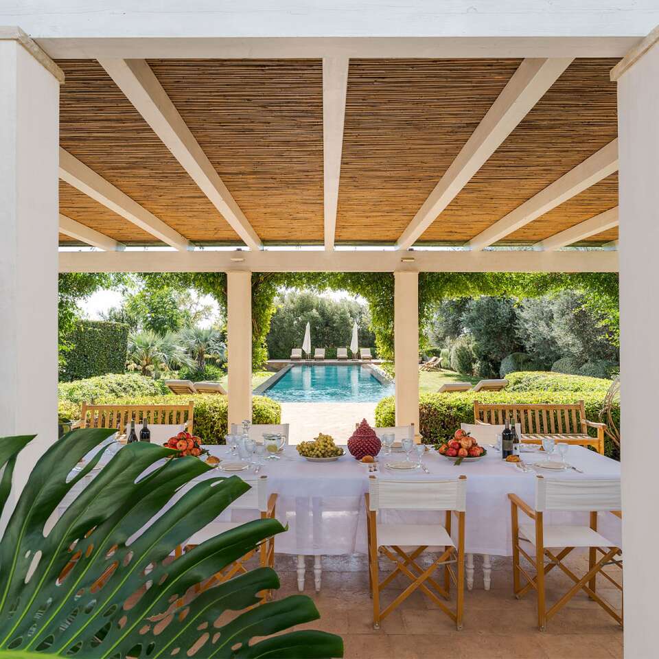 al fresco dining area under the pergola