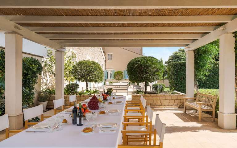 al fresco dining area under the pergola
