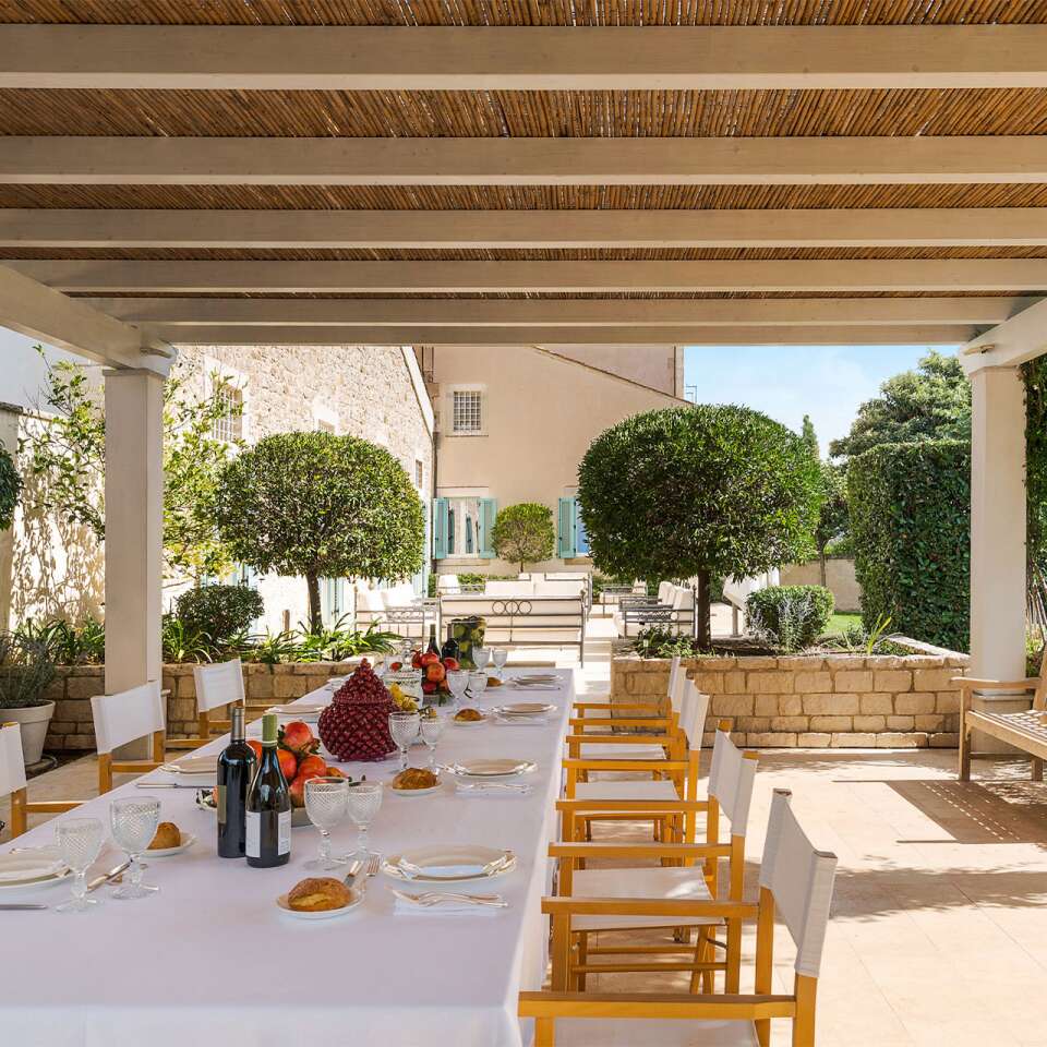 al fresco dining area under the pergola