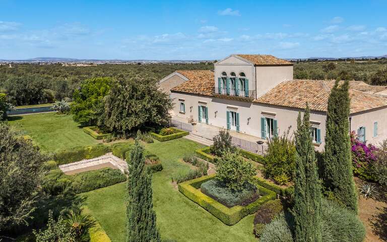 luxury villa Nido Nuovo large garden 