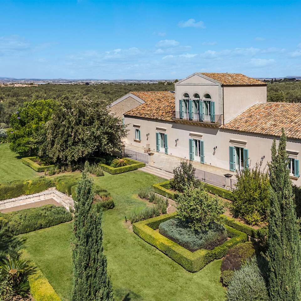 luxury villa Nido Nuovo large garden 