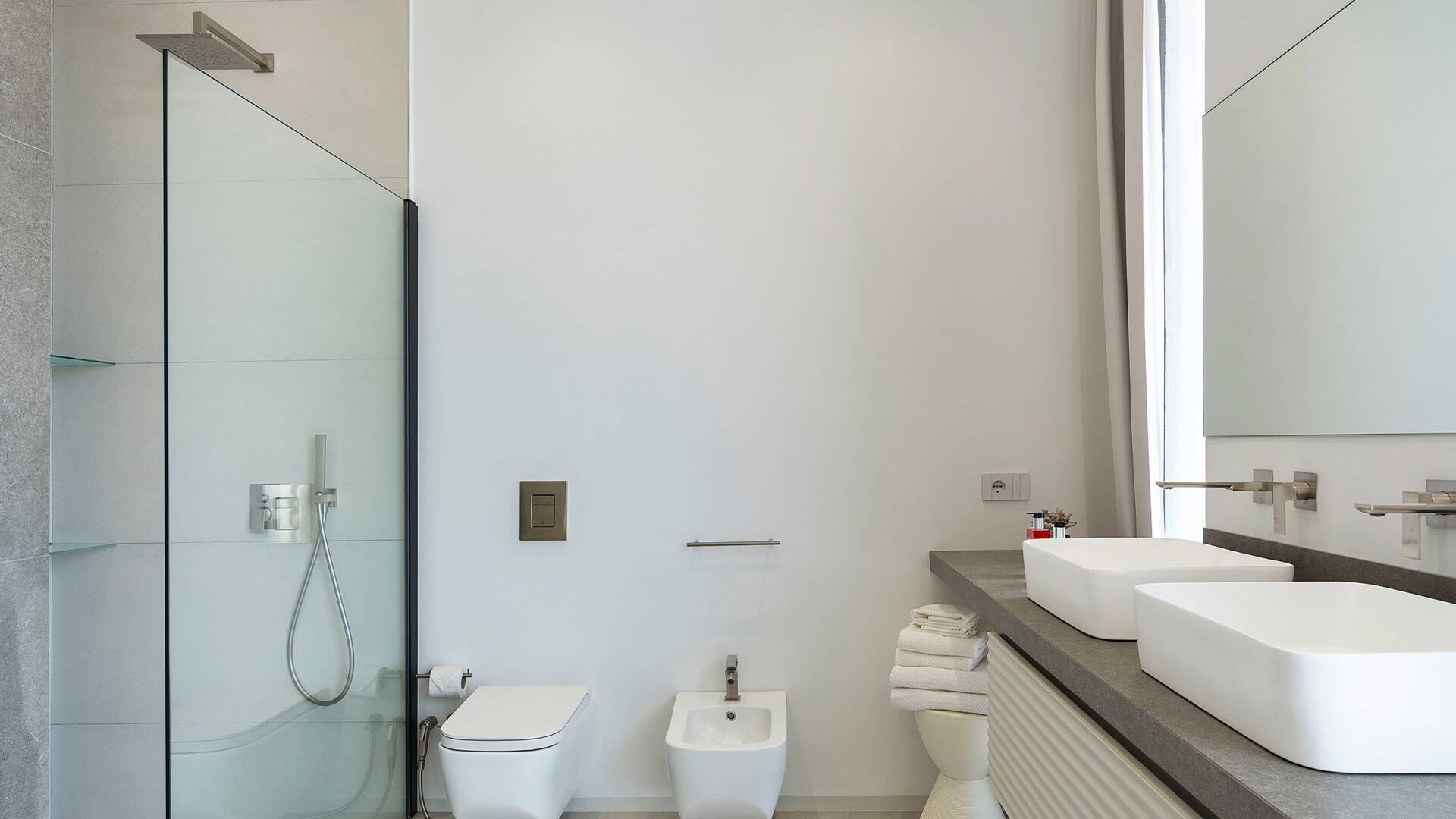 en suite bathroom with walk-in shower 