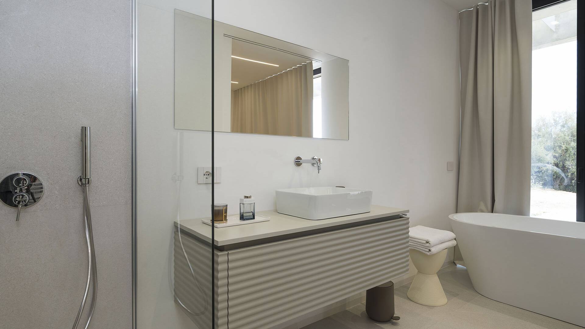 en suite bathroom with bath tub