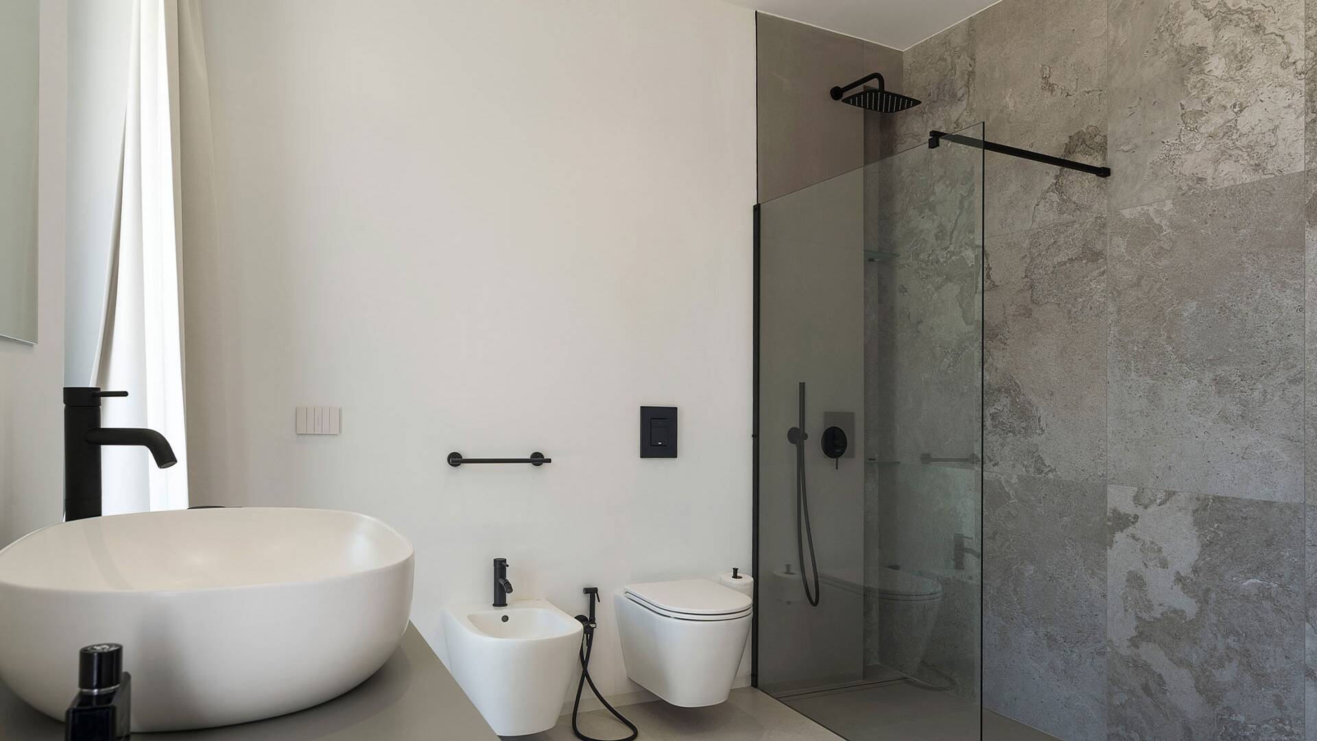 en suite bathroom with walk-in shower