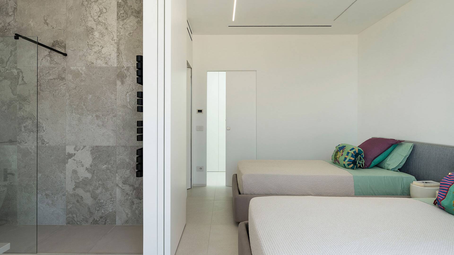 en suite twin bedroom 