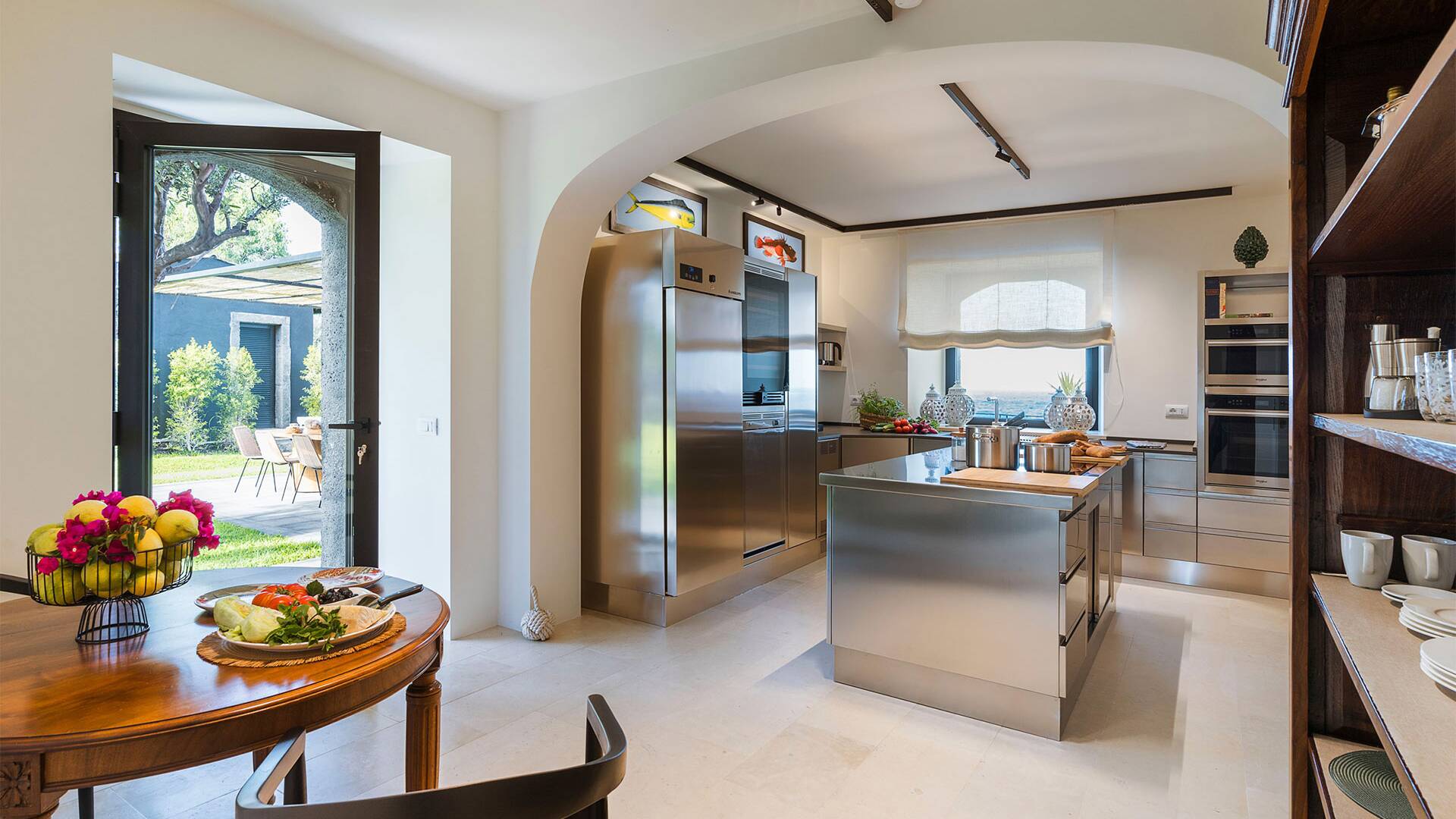 fully equipped kitchen with direct access to the garden